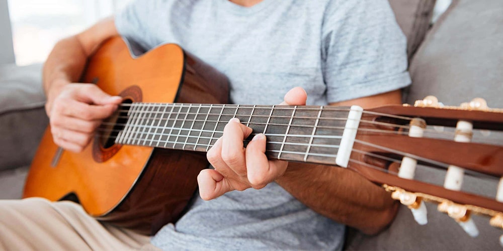 درست نشستن و نگهداری گیتار