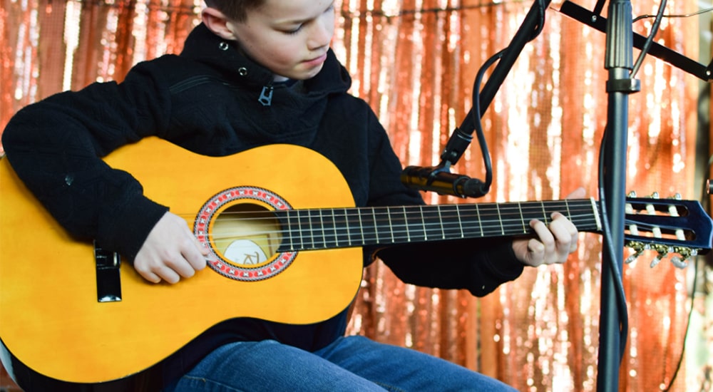 درست دست گرفتن گیتار