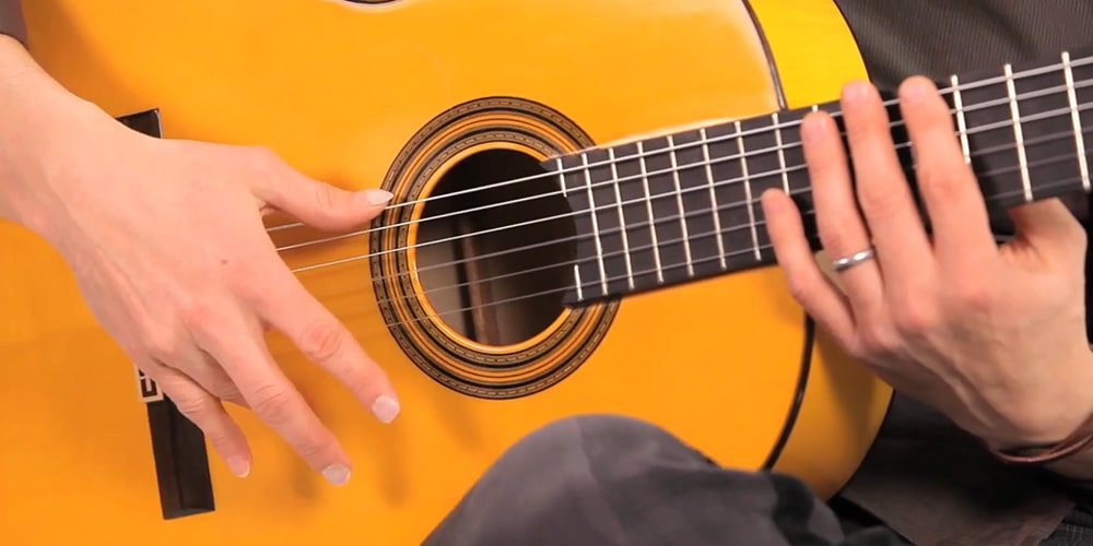 ضربه با ناخن انگشت a به پایین گیتار